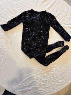 Kyte BABY Black Midnight Constellation Zip Footed Pajamas